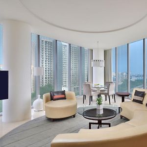 Executive Corner Suite City View & Lounge Access